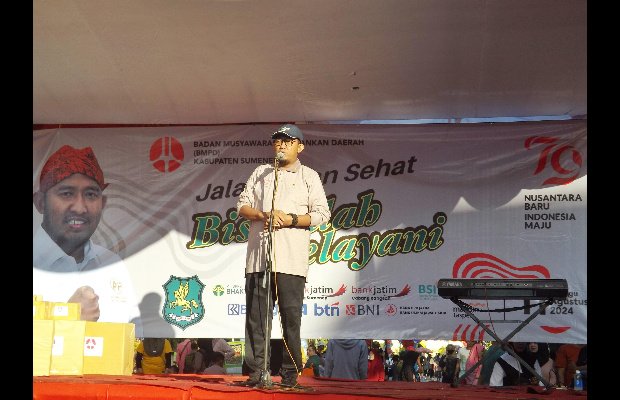 Foto: Bupati Sumenep Achmad Fauzi Wongsojudo Beri Sambutan Sebelum Melepas Peserta JJS Bismillah Melayani, Minggu (11/08/2024).