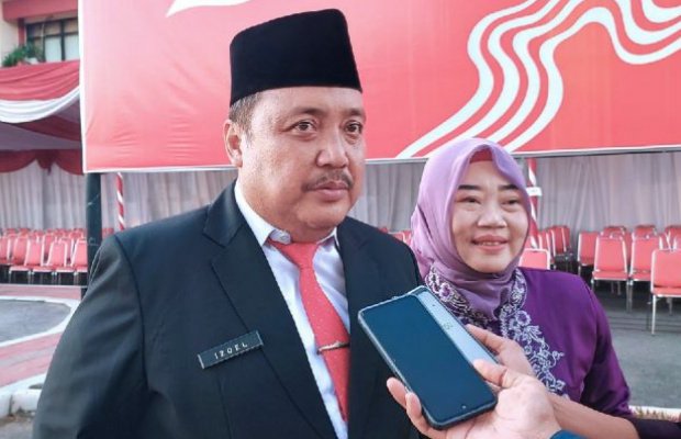 Foto: Kepala Badan Kesatuan Bangsa dan Politik Kabupaten Sumenep, Achmad Dzulkarnain bersama Istri saat dikonfirmasi media uasai pelaksanaan penurunan Bendera Merah Putih HUT Kemerdekaan Republik Indonesia ke 79