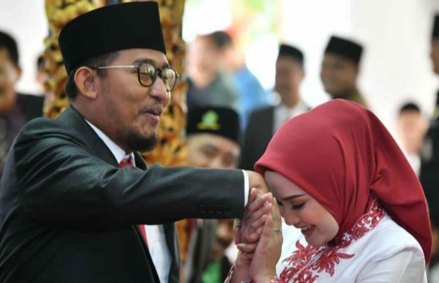 Foto: Momen romantis Istri Bupati Sumenep Nia Kurnia Fauzi Saat Menyalami Achmad Fauzi Wongsojudo usai dilantik menjadi Anggota DPRD Sumenep Periode 2024-2029