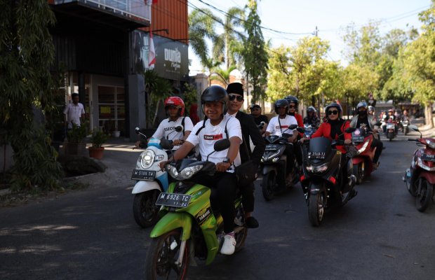 Foto: H. Hosnan, saat diantar Relawan 'Tank Orenk' menaiki sepeda motor Yamaha Jupiter Z