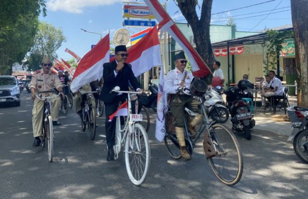 Foto: Darul Hasyim Fath, Mengayuh Sepeda Onthel dengan para konstituennya 