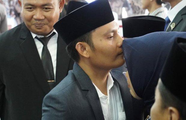 Foto: momen romantis saat Akis Jasuli mencium kening istrinya usai dilantik menjadi Anggota DPRD Sumenep 2024-2029