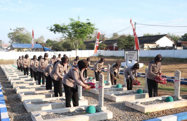 Foto: Polwan Polres Sumenep Saat Ziarah ke Makam Pahlawan di TMP Jokotole Pandian Sumenep