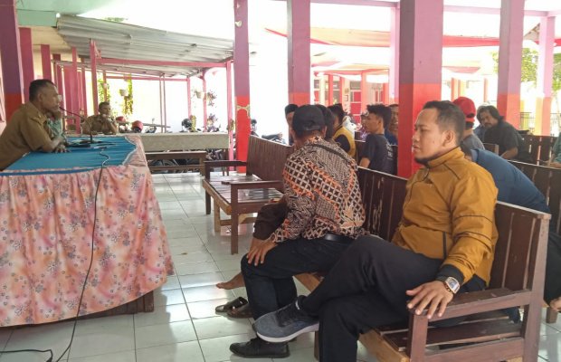 Foto: Warga saat menyoroti program pemerintah desa Mrawan.
