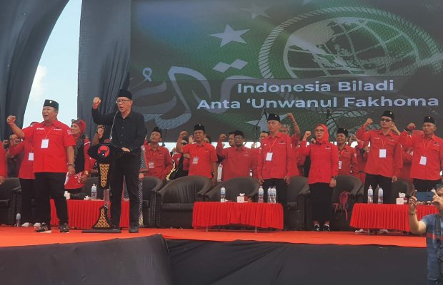 Foto: Hendy dan Gus Firjoun disaat memberikan arahan ribuan massa