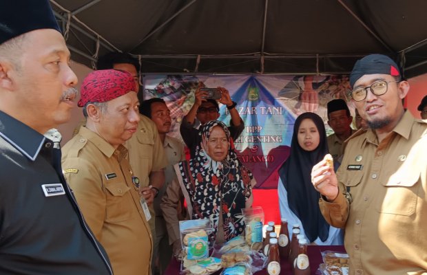 Foto: Pelaksanaan Kampung & Bazar Tani di Depan Labeng Mesem Pendopo Agung Keraton Sumenep