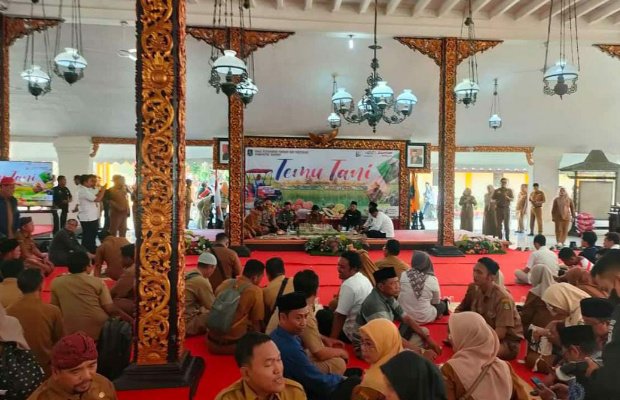 Foto: Bupati Sumenep Achmad Fauzi Wongsojudo Saat Memberikan Sambutan Pada Acara Temu Tani di Pendopo Agung Keraton Sumenep.
