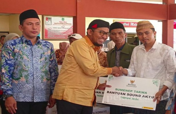 Foto: Penyerahan bantuan kepada penerima di Kantor Kecamatan Gapura, Sumenep 