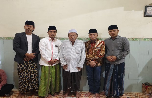 Foto : Pasangan 'Manfaat'  saat Sowan Kiai