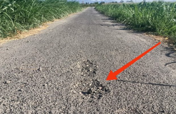 Foto: Proyek Lapen rusak usai dilewati kendaraan roda dua