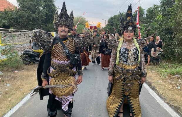 Foto: Sukamid kepala desa kepanjen dan istri