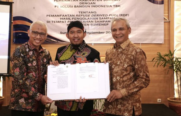Foto: Bupati Fauzi saat MoU pengulahan sampah dengan PT SBI di Surabaya