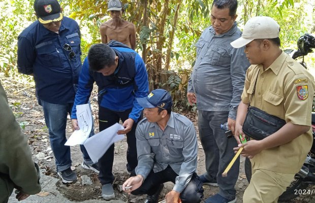 Foto: Komisi D DPRD Jember David dan Pejabat pemerintah setempat sidak proyek yang diduga gagal instruksi 