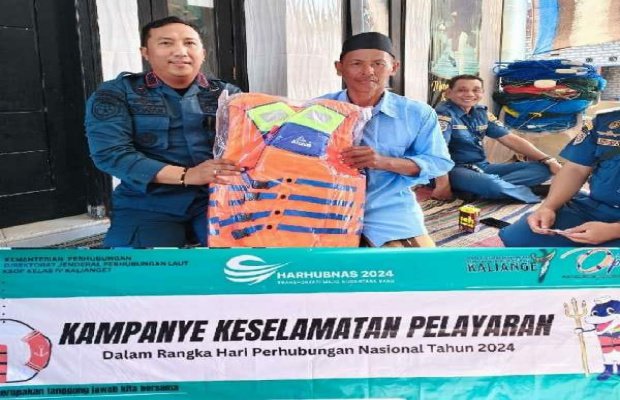 Foto: KSOP Kelas IV Kalianget membagikan sekitar 100 life jacket, kepada kapal-kapal penumpang tradisional dan masyarakat nelayan di Pelabuhan Kalianget 
