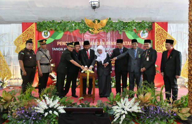 Foto: Bupati Sumenep dan Wakil Bupati saat tekan tombol Louncing aplikasi "Pensiun Duduk Manis" 