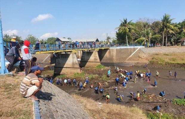 Foto: giat gelontor waled dan masyarakat mencari ikan