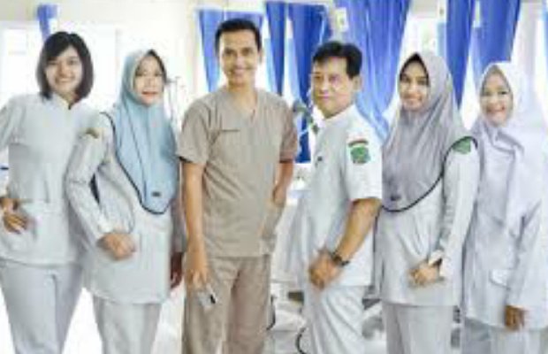 Foto: dr. Didik Permadi, Dokter spesialis Poli Rehabilitasi Medik RSUD dr. H. Moh. Anwar Sumenep bersama lima petugas kesehatan poli 