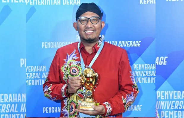 Foto: Bupati Fauzi pada moment menerima salah satu penghargaan