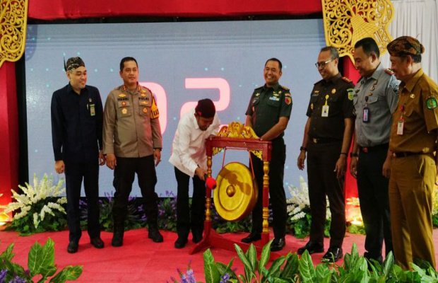 Foto: Bupati Sumenep Achmad Fauzi Wongsojudo memukul gong pertanda Kalender Of Event 2025 resmi di launching 