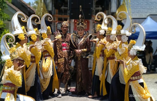 Foto: Peserta Karnaval mengenakan kostum wayang.