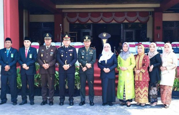Foto: Plt Bupati Sumenep, Dewi Khalifah (5 dari kiri) saat sesi foto bersama dengan Forkopimda beserta istri, usai upacara Hari Kesaktian Pancasila