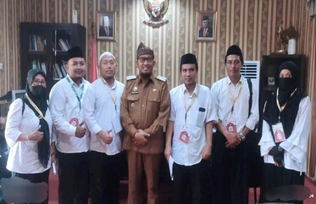 Foto: 6 orang guru honorer dari PAI Pendidikan Agama Islam saat mengadukan nasibnya kepada Bupati Achmad Fauzi Wongsojudo
