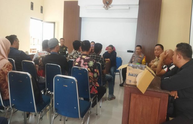 Foto: Tanpak hadir Anggota DPRD Jember,  Camat Arjasa, ahli waris, DPMD, BPN, Kapolsek Arjasa dan Jelbuk, dan pihak terkait lainnya.