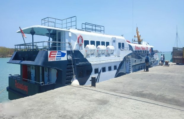 Foto: Kapal cepat Express Bahari saat sandar di Pelabuhan Pelindo 3 Kalianget, Kecamatan Kalianget, Sumenep 