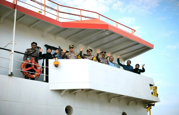 Foto: Kapolres Sumenep bersama rombongan saat menuju pulau Masalembu