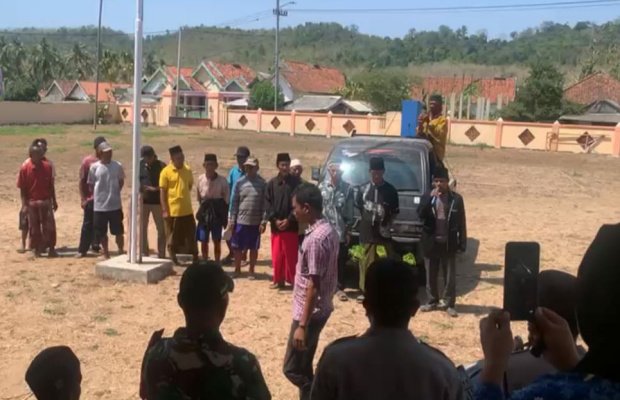 Foto: Warga Kangayan saat melakukan aksi Demo Desak Pemberhentian Kepala Desa