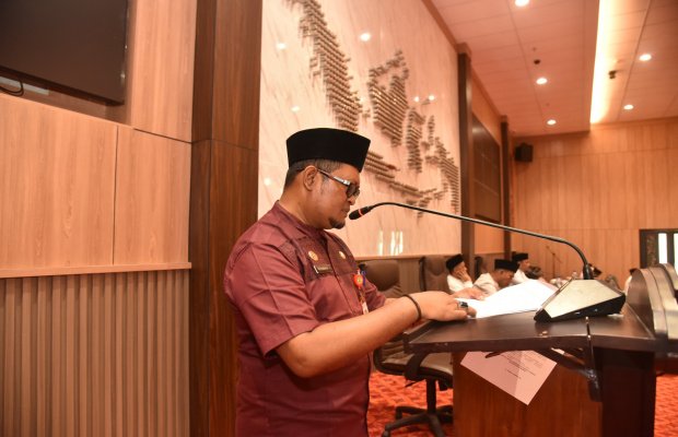 Foto: Sekretaris Dewan (Sekwan) DPRD Sumenep Bahak Yanuar Yudha Bachtiar, S.Pi., M.Si., saat membacakan hasil paripurna pembentukan Komisi (by. Ibnu)