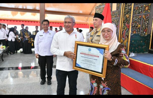 Foto: Pj Bupati Sumenep, Nyai Hj Dewi Khalifah saat menerima penghargaan