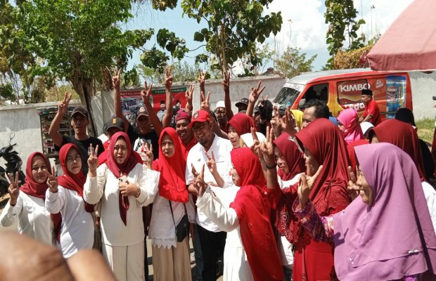 Foto: Bupati Fauzi saat foto Selfie dengan Emak-emak