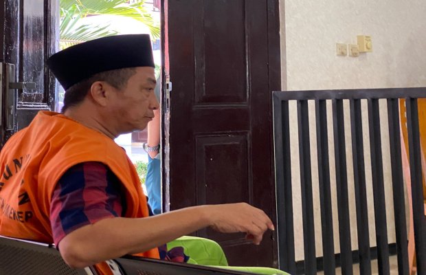 Foto: Tampang terdakwa oknum Guru PNS Cabul bernama 'Sudiarto' ketika mengikuti sidang di Pengadilan Negeri Sumenep