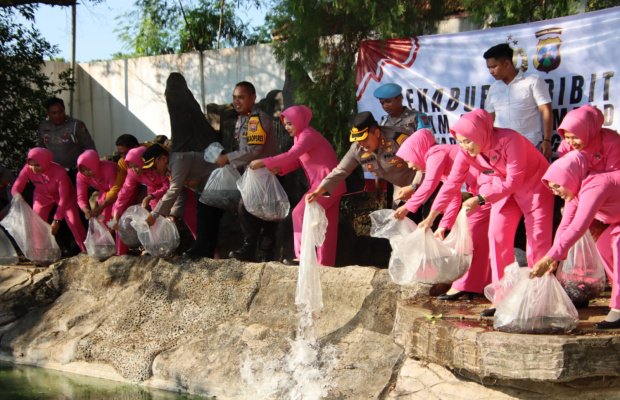 Foto: Polres Sumenep Tebar Bibit Ikan Lele