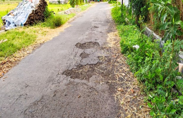 Foto: Jalan yang dikeluhkan warga Desa Klanting - Sukodono