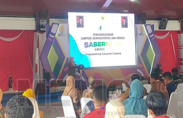 Foto: Kepala Bappelitbangda Sampang,  Ir. Hj. Umi Hanik Laila saat memberi sambutan