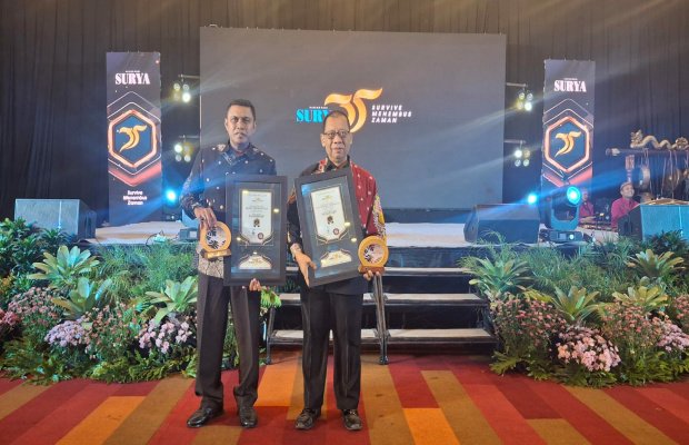 Foto: Kepala DKPP dan Kepala Dinas Perikan Kabupaten Sumenep saat menerima penghargaan