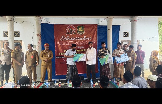 Foto: Bupati Sumenep Salurkan Kartu KUSUKA dan BPJS Ketenagakerjaan untuk Nelayan dan Pekerja Rentan