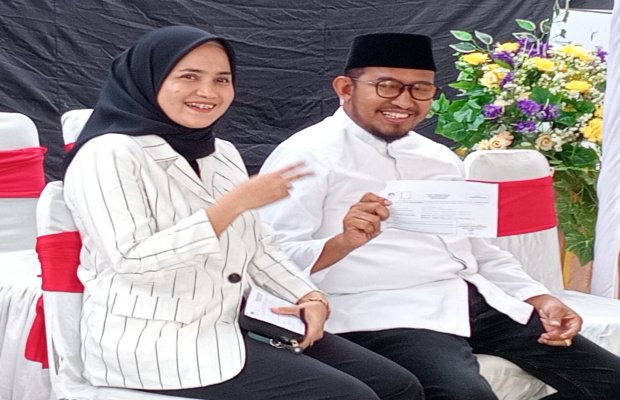 Foto: Bupati Sumenep Didampingi Istri saat antri Salurkan Hak Suaranya 