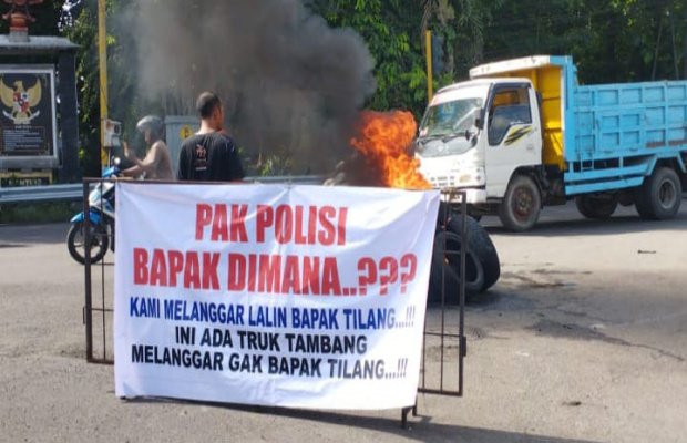 Foto: Warga blokade jalan dipertigaan kecamatan Rambipuji