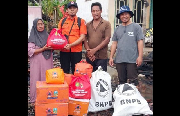 Foto: Perwakilan Badan Penanggulangan Bencana Daerah (BPBD) Kabupaten Sumenep saat memberikan bantuan kepada Aminah korban kebakaran pada 30 November 2024.