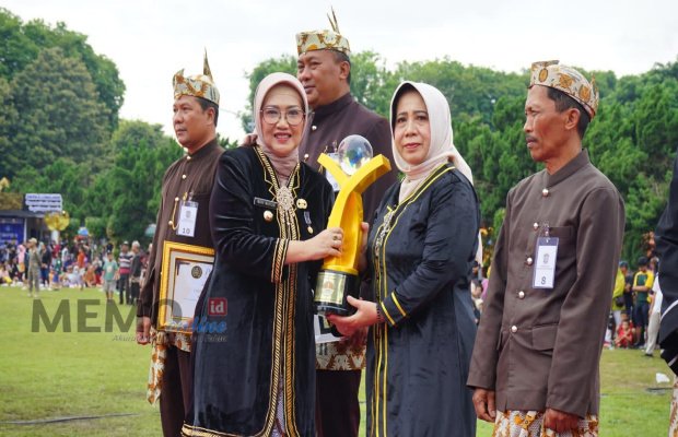Foto: Pj. Bupati Lumajang berikan tanda penghargaan. (sumber//diskominfo)
