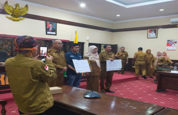 Foto: Kepala DKUPP Sumenep, Moh. Ramli, dan Direktur PD Sumekar usai teken MoU