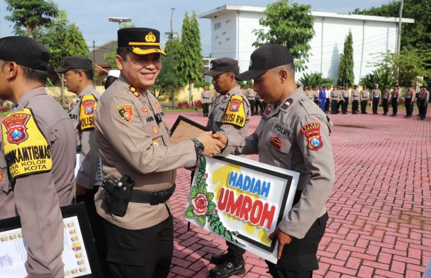 Foto: Kapolres Sumenep AKBP Henri Noveri Santoso, S.H., S.I.K., M.M., saat memberikan hadiah umroh kepada Ps. Kasium Polsek Bluto, Aipda Risman Wayudi.