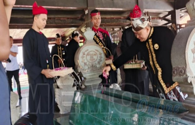 Foto: Pj Bupati Sampang Rudi Arifiyanto tabur bunga di makam Ratoh Ebuh
