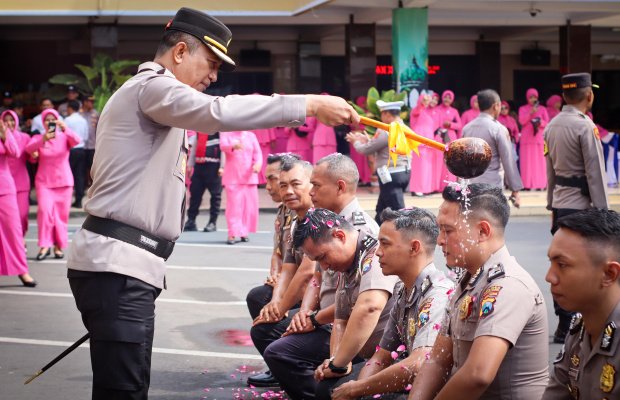 Foto: Kapolres Lumajang lakukan siraman pada anggotanya yang naik pangkat