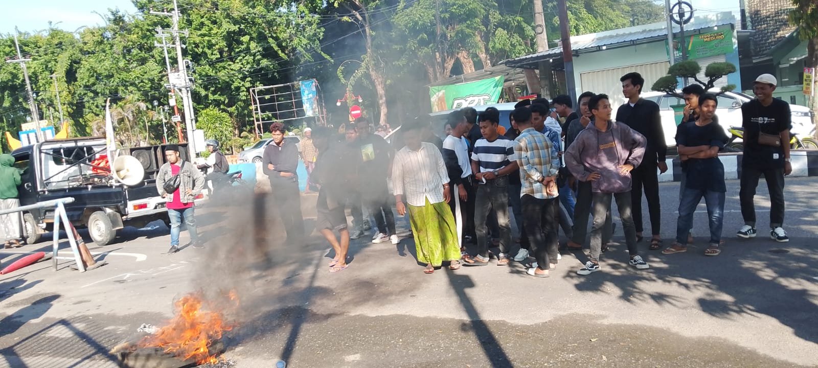 Foto: Massa membakar ban sebelum melakukan sweeping ke ruang Ketua DPRD Sumenep 