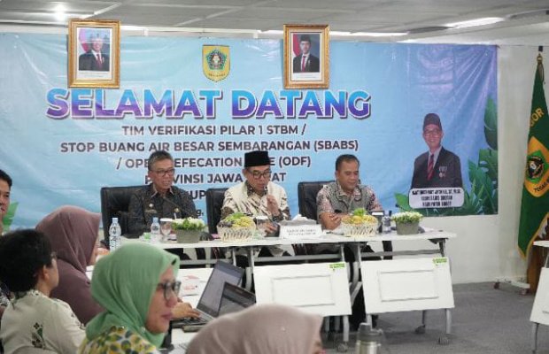 Foto: Sekda Kabupaten Bogor Tengah saat pimpin rapat