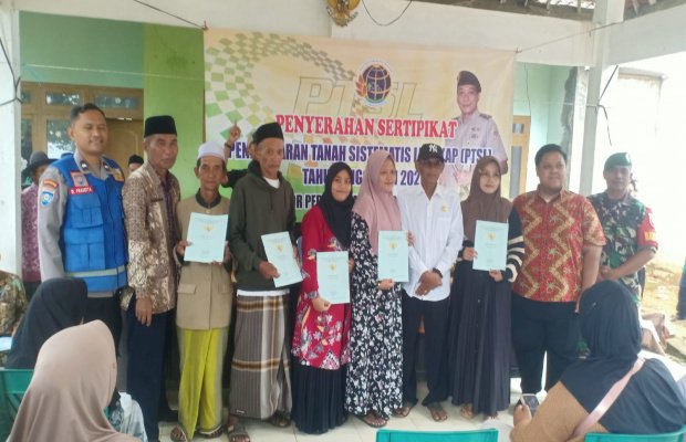 Foto: Warga Desa Kecer saat Terima Sertifikat Tanah Gratis Melalui Program PTSL